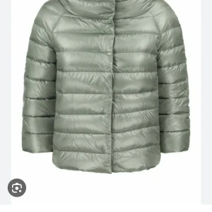 Herno jacka  - Säljer min så snygga Herno jacka i mint/ljusgrön !!! Köpt i våras🩷