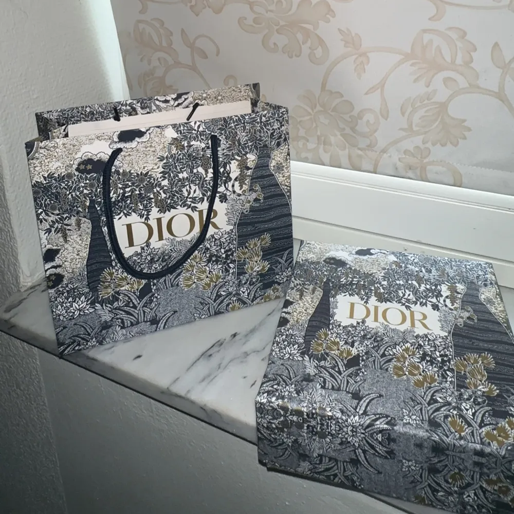 Dior Bälte med svart spänne är en elegant accessoar som levereras i en stilfull Dior-låda och förpackad i en exklusiv Dior-påse. Lådan innehåller en Dior-presentkort som man kan fylla på. Detta bältet är av högsta kvalite och aldrig använts tidigare. . Accessoarer.