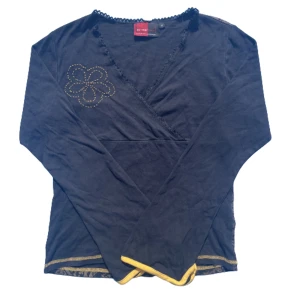 ‼️Reserverad‼️Tröja med känguru tryck - ‼️RESERVERAD ‼️ Snygg tröja med tryck på ryggen och med utsvängda armar🦘I använt skick.   Kolla gärna in mina andra annonser💋