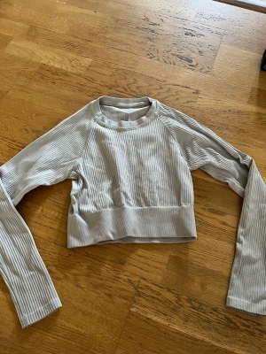 Sport top - En tränings tröja som är använd några gånger tvättad såklart, strl M