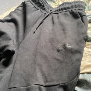 Säljer Nike teech byxor  - Den e ny har nt använt den