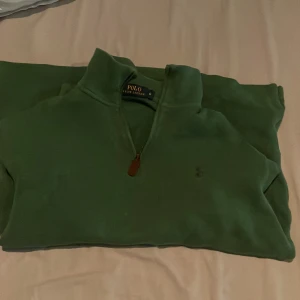 Ralph Louren half zip - Hej! Säljer nu min snygga Ralph Louren half zip tröja i storlek S. Den är i topp skicka 8,5/10.
