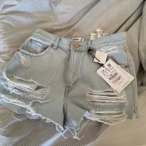 oanvända jeansshorts  - Helt oanvända jeansshorts från pull&bear, köpta i Spanien💙