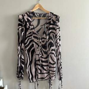 En beach coverup/klänning med zebramönster. Liknar ”annika dress” från Rat&Boa🤍 obs den är liten i storleken.  Storlek S men passar XS