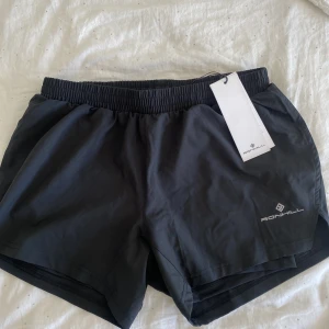 Träningsshorts  - Ett oanvänt par av träningsshorts i storlek M. Skulle säga att de passar S också! Shortsen har ett par under shorts som är tighta🌟💓