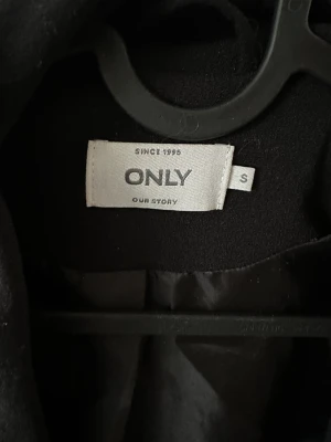 Tunnare kappa - Svart kappa från only i storlek s, lite tunnare. Jättefint skick!