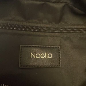 Noella väska - Säljer min noella väska för att jag inte behöver en så stor väska❤️inga defekter, köpte i januari för 600kr säljer för 450kr (pris kan också  diskuteras)