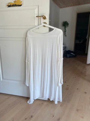 Vit klänning  - Vit klänning med volang 