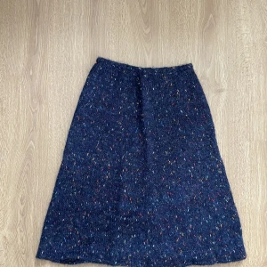 Lång kjol  - Blå Lång kjol vet inte vilken material, använt få gånger köpte i en sekond hand butik 