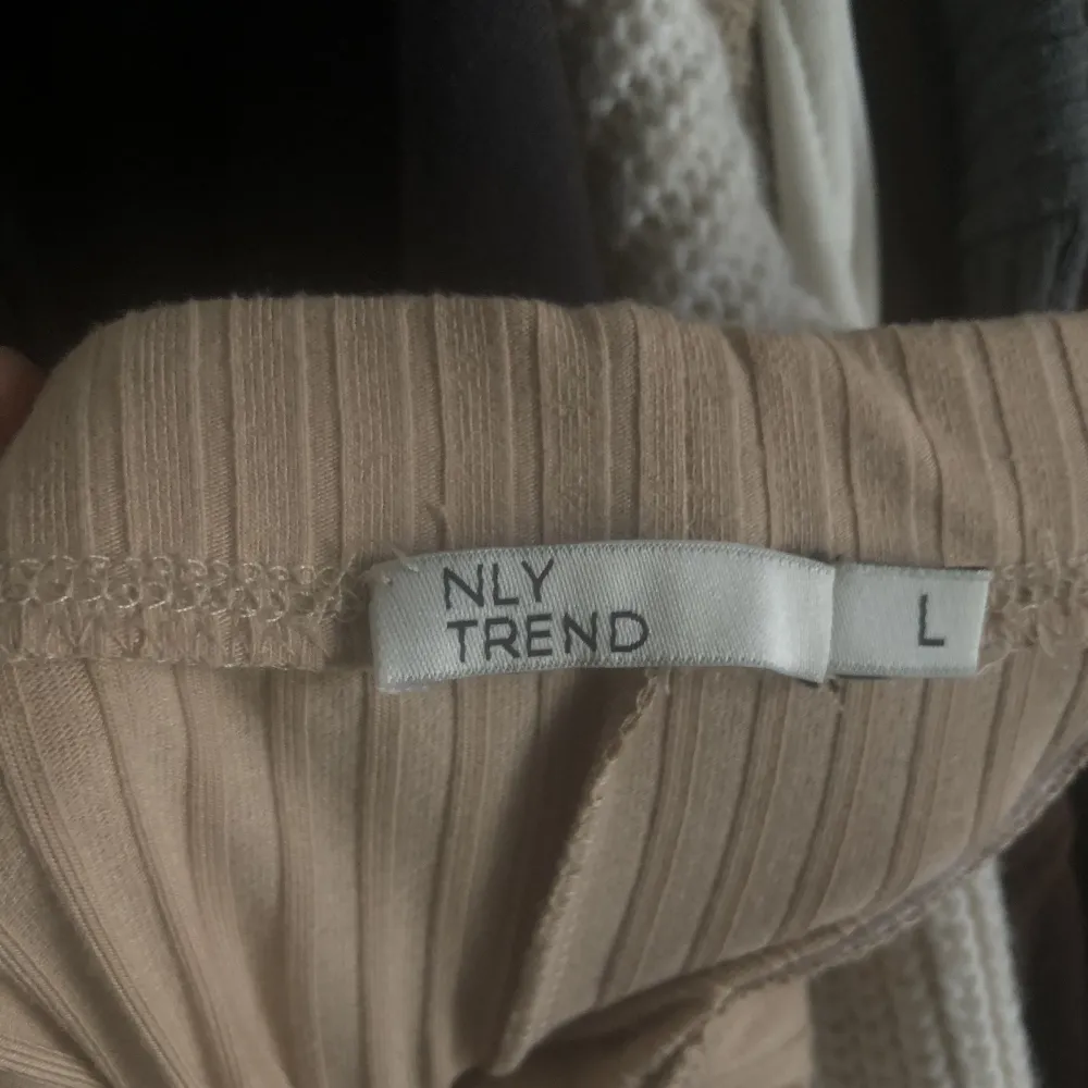 Säljer denna snygga Nelly maxi kjol i färgen beige. Är i storlek L och har använts 1 gång. Säljs pga för stor vid midjan. Den är i nyskick! 😘❤️(har en lowcut I bak). Kjolar.