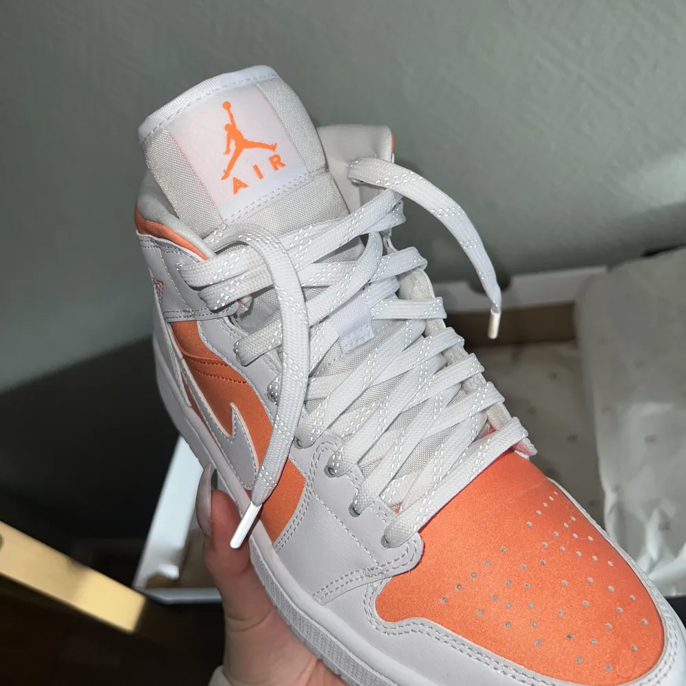 Orange Jordan 1 mid i 39.  Normala i storleken.  Knappt använda . Skor.