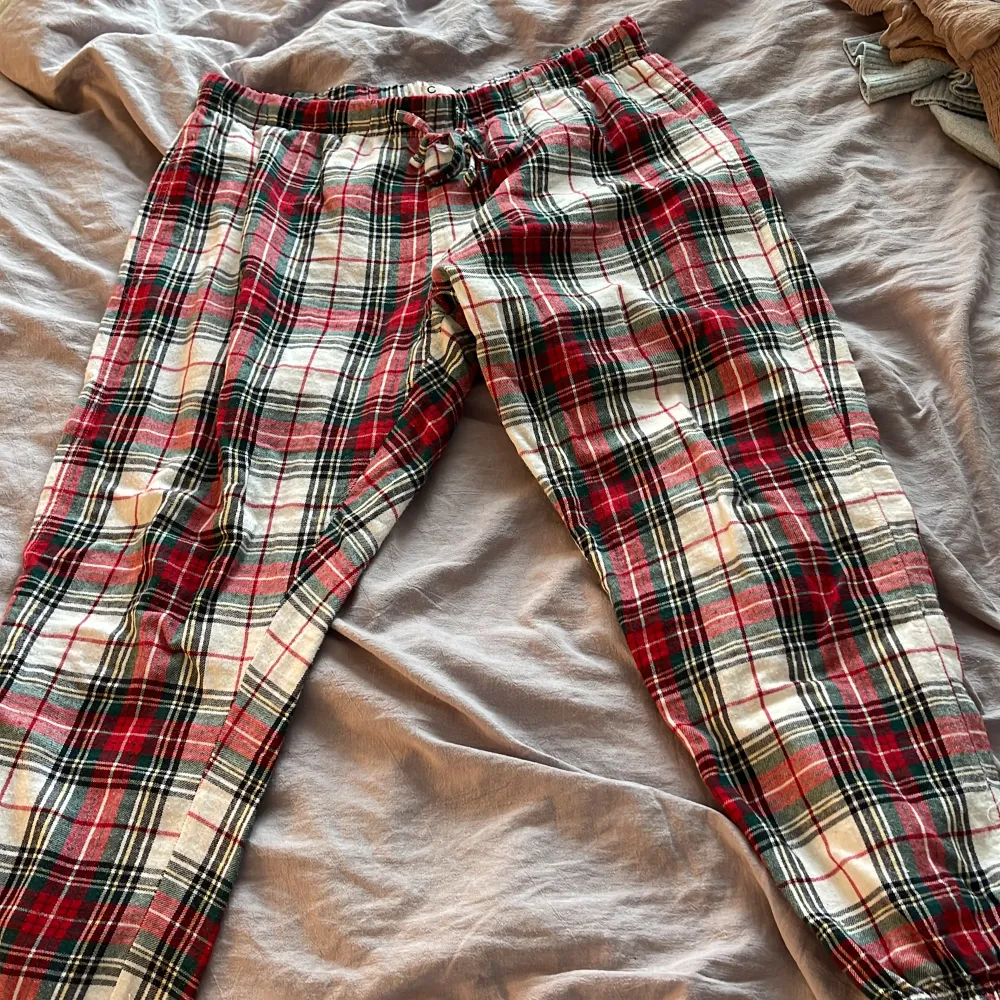 Super sköna pyjamas byxor från cubus, i storlek XL men väldigt små så kan passa ner till M. Använd fåååtal gånger men sitter super skönt. Nyköpta för 300 ish . Jeans & Byxor.