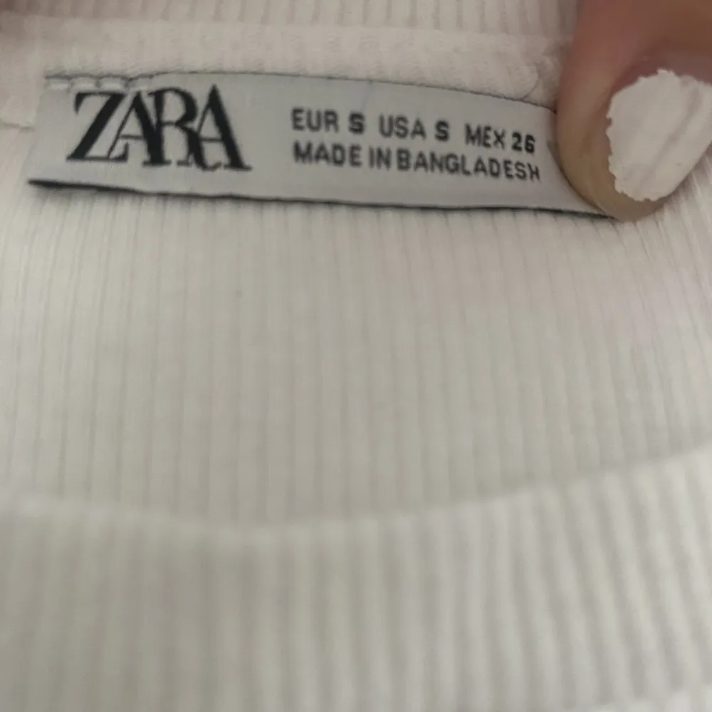 Säljer denna super snygga tröjan från Zara, eftersom den är för liten för mig, tröjan är använd 1 gång o är i bra skick (inga fläckar) . T-shirts.