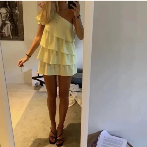 zara volangklänning - säljer denna gula fina volangklänning från zara som inte kommit till användning! jag accepterar gärna bud!!! bilderna är lånade💕😊