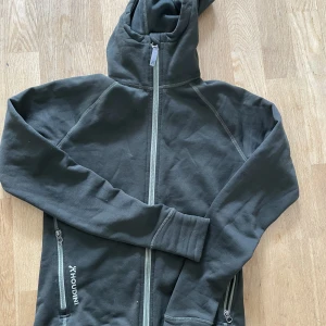 Huvtröja - Houdini tröja med dragkedja fickor 