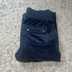 Juicy couture  - Marin blå juicy byxor jätte fint skick i XS. Betala via Swish inte via appen pga kortet är inte tillagt. Kan mötas upp i Göteborg eller posta. Knappt använda 