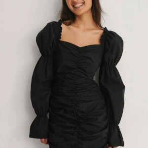 Svart klänning - Superfin klänning från nakd i storlek 34, normal i storleken! Kommer inte längre till användning💓