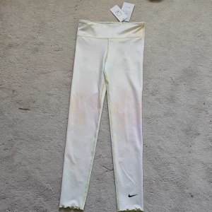 Nike tränings tights - Jättefina regnbågiga träningstights med prislappen kvar! Köpta för 380kr. 