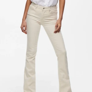 Jeans - Super fina jeans från Only storlek xs/32 stretchigt material, super bra skick (använd en gång) Nypris 479 säljer för 100kr💗skriv för fler bilder💕