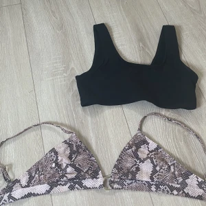 Bikinitoppar  - säljer dessa två bikinitoppar! den svarta är i storlek L från shein och den orm- mönstrade är från H&M (vet ej storlek men den är väldig liten på mig som har 80D i bh storlek) 1 för 20kr, båda för 30kr!❣️