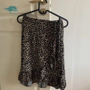Leopard kjol i st 146-152 - I ok skick 