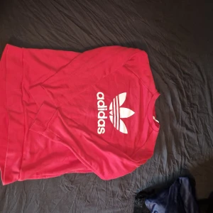 Adidas sweatshirt - Måttligt andvänd bra skick äkta, snygg och enkel