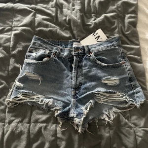 Zara mid waisted shorts - Säljer dessa helt nya shortsen från zara då de är för små på mig, köpta i Spanien så har därför inte kunnat returnera💕