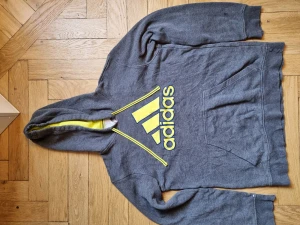 TJOCKTRÖJA - LUVTRÖJA / HOODIE - ADIDAS - GRÅ MED TRYCK - STRL M - Luvtröja/ hoodie Adidas  Snygg grå med tryck i gult/ blått Fickor på magen Slitningar/ hål på ärmsändarna  Se gärna övriga annonser  Taggar: tjocktröja hoodie tröja niketröja märkeströja träningströja sporttröja herrkläder damkläder unisexkläder