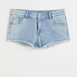 Lågmidjade Jeansshorts - Superfina lågmdijade jeansshorts från H&m. Säljer då de blivit för små. I toppen skick, hör av er vid frågor