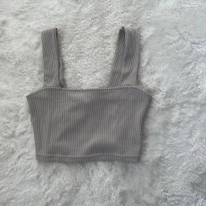 Basic Linne - Fin  topp från H&M. Använd ca 3 ggr Beige/grå