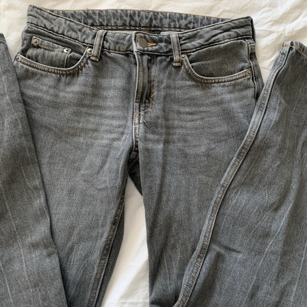 Säljer mina weekday jeans i färgen black thunder. Använda få gånger och i mycket bra skick❤️ nypriset är 590kr. Jeans & Byxor.