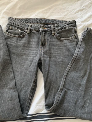 Weekday jeans - Säljer mina weekday jeans i färgen black thunder. Använda få gånger och i mycket bra skick❤️ nypriset är 590kr