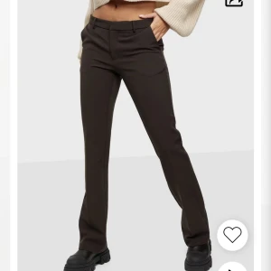 kostymbyxor - Mörkbruna kostymbyxor. Köpta för 699kr