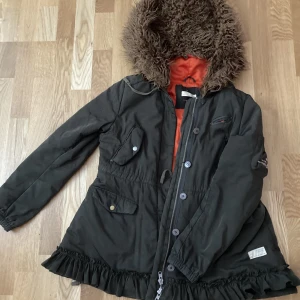 Odd Molly militärgrön vinterjacka - Tjock och varm militärgrön jacka ifrån odd Molly som inte längre används! Den är rätt gammalt så finns lite skavanker men fortfarande i super fint och bärbart skick!!♡