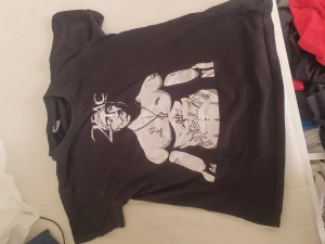 2pac t-thirt - Säljer en skön svart vit 2pack t-shirt för 200 kr priset kan diskuteras. Används några få gånger ingen fel på den annars. Säljer den för att den inte längre passar mig. Storlek S är den men den passar även till dig som har storlek XS.