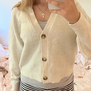 stickad kofta - mysig stickad kofta, lite croppad. off-white färg