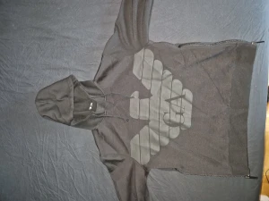 Armani hoodie till salu! - Armani hoodie bra skick måttligt andvänd, men den ligger mest o tar plats i garderoben nu