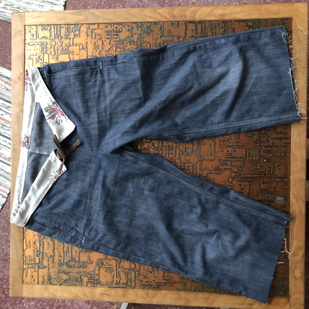 Unika jeans shorts Lågmidjade Klippte av dessa själv, feel free att klippa dem kortare. Unisex. Shorts.