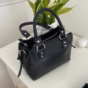 Väska - En superfin väska från Nelly som även har ett långt axelband till 🫶🏼 passar till alla tillfällen och den är sjukt rymlig 🤍 skriv vid intresse och köparen står för frakten 👜