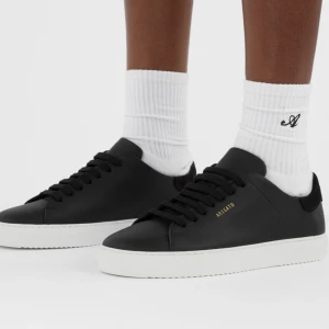 Sneakers - Clean 90 snekers av Axel arigato. Använda ett fåtal gånger. Dem är i bra skick och bilder på dem kommer givetvis att skickas vid intresse.