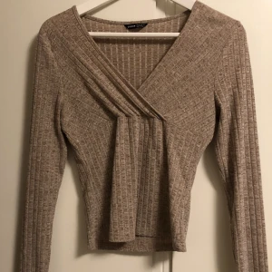 Ribbad beige/brun tröja - En beige/brun ribbad långärmad tröja ifrån shein som är andvänd fåtal gånger. För mer bilder skriv privat
