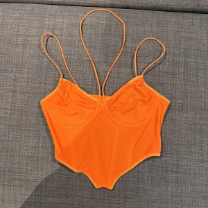 Orange topp - Snygg topp från SHEIN. Aldrig använd i väldigt bra skick. Storlek S.