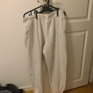 Vita barn mjukisbyxor i st 170 - I nyskick 