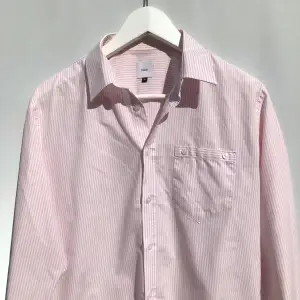 Säljer en riktigt fin vit rosa randig skjorta från Bläck i storlek medium. Väldigt fint skick utan defekter, knappt använd. Kolla min profil för liknande skjortor😉