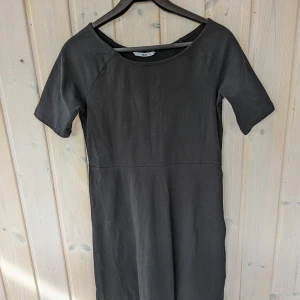 Vardagkläning - 🖤 Svart klassisk klänning.Jag hade på mig när jag var gravid. Den är inte en specifikt gravidklänning men den fungerar superbra för gravida också  Använt endast en gång 