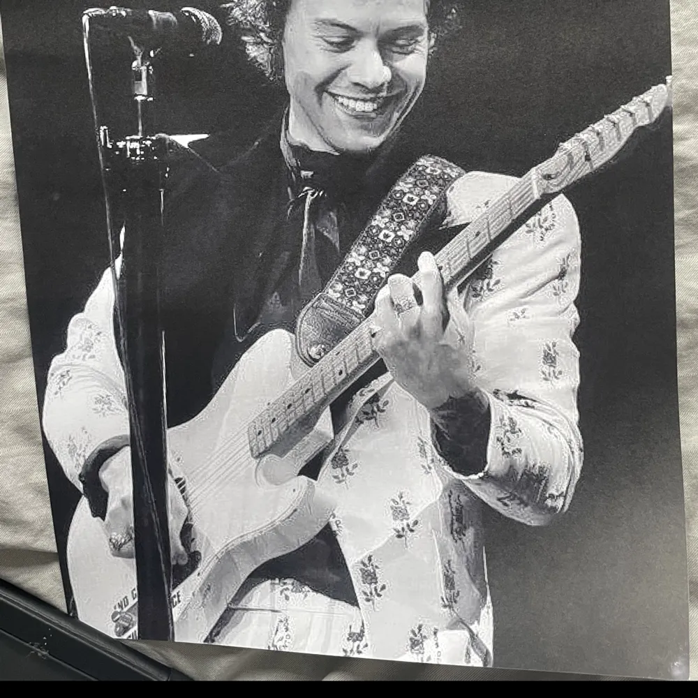 Säljer denna Harry Styles poster i fint skick, 30x40 cm💗 100 kr+ frakt🫶🏼. Övrigt.