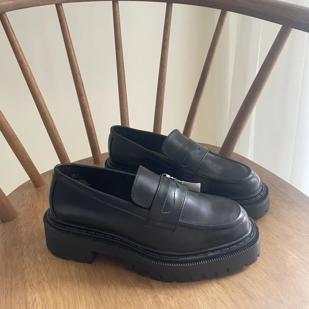 Säljer ett par oanvända svarta loafers från H&M i en slutsåld modell. Storlek 37. . Skor.