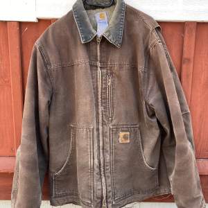 Vintage carhartt jacka i en brun faded färg, storlek L. Köpt här på Plick men passade inte tyvärr 