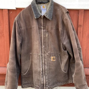 Vintage Carhartt jacka  - Vintage carhartt jacka i en brun faded färg, storlek L. Köpt här på Plick men passade inte tyvärr 