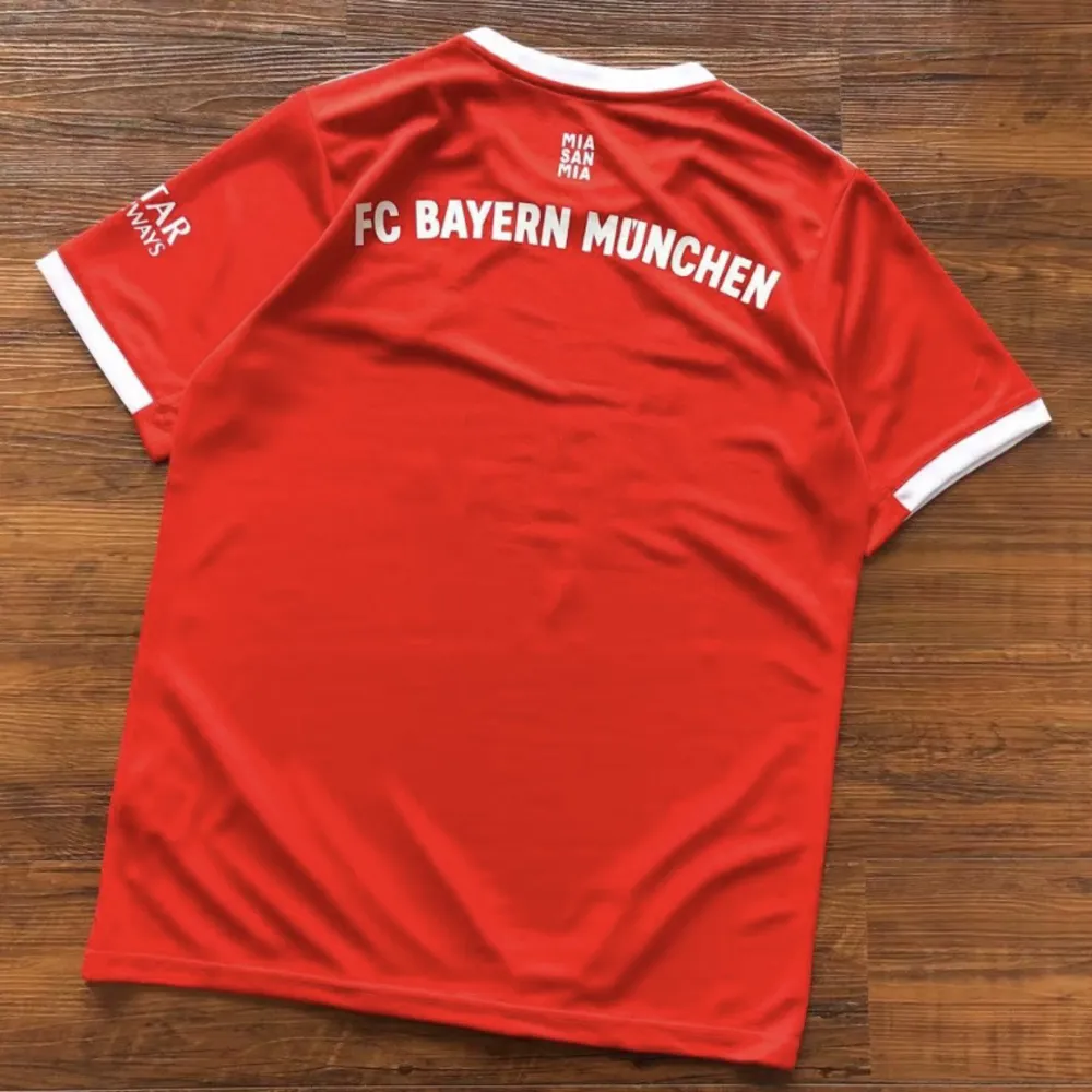 Jag säljer ett par nya Bayern München T-shirts tillsammans med shorts för endast 659 kr. Leveransen tar ungefär 2 veckor. Eller så kan vi mötas upp i Västerås. Finns i alla storlekar. . T-shirts.